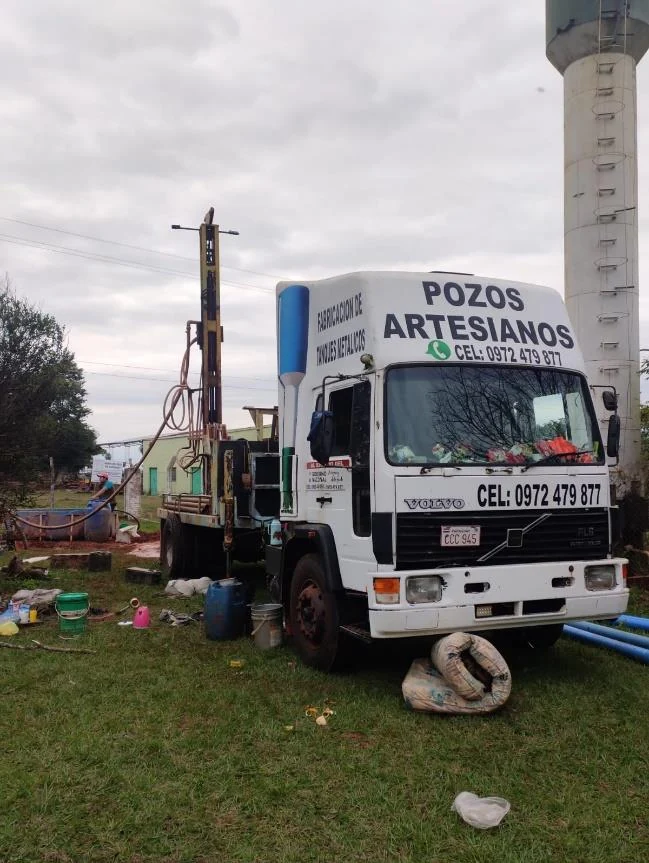 Camión de FRAVA con equipo para pozos artesianos en el lugar de trabajo