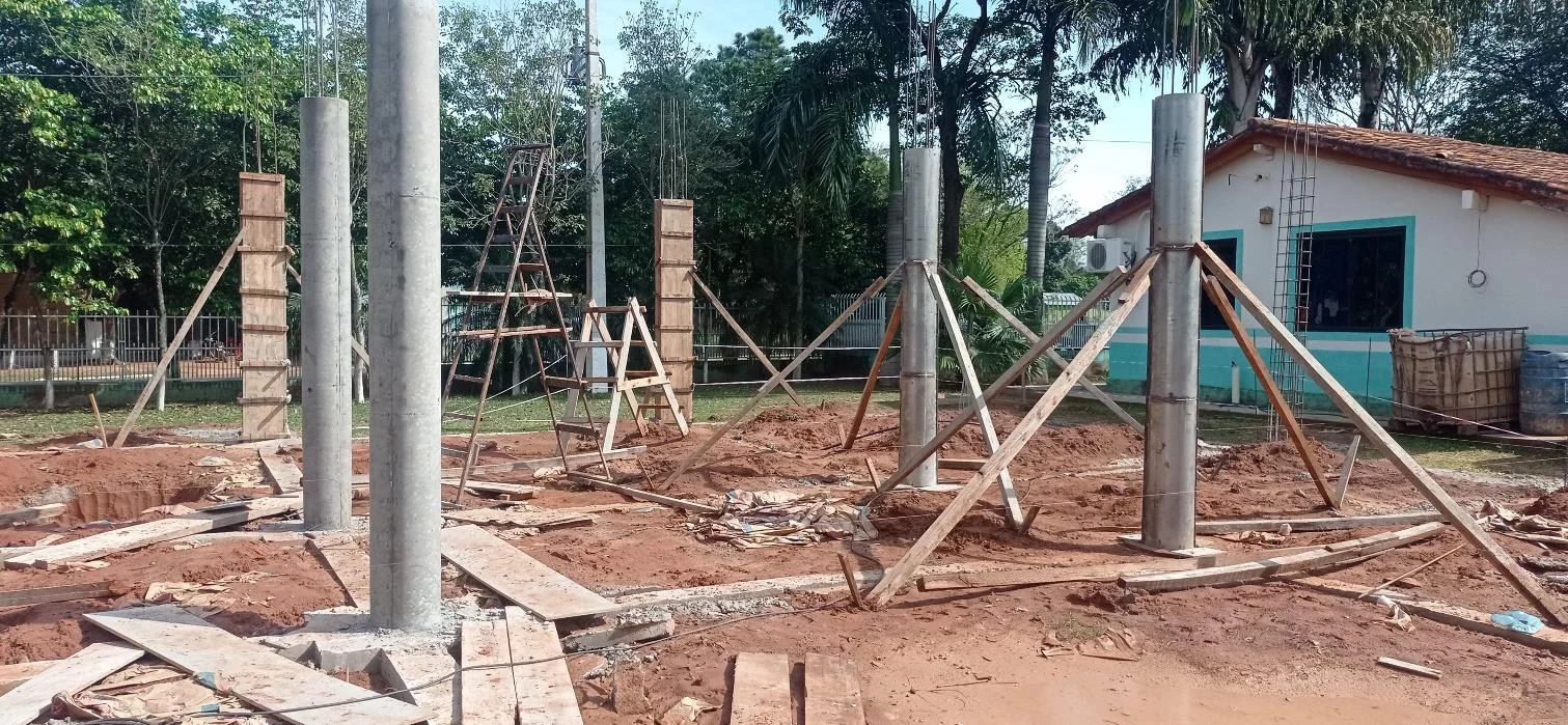 Columnas de hormigón y apuntalamientos en una obra de FRAVA