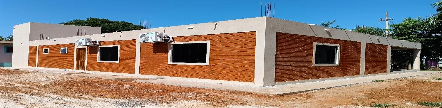 Edificación terminada con muros de ladrillo visto y estructura de hormigón
