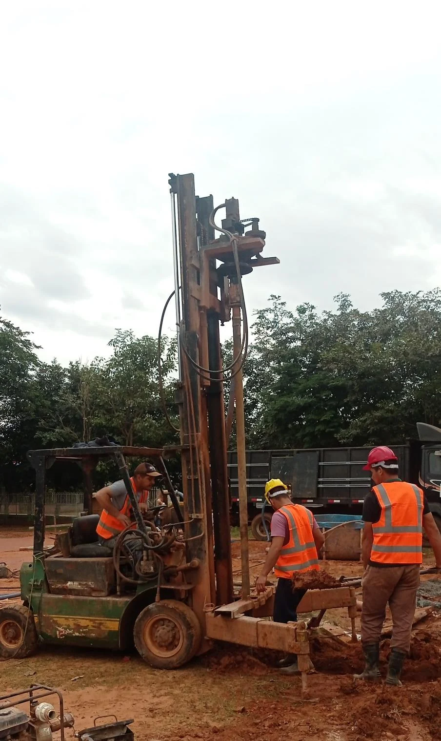 Equipo de FRAVA durante la perforación de un pozo artesiano