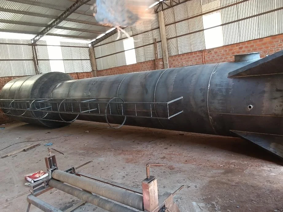 Tanque metálico horizontal durante su fabricación dentro del taller