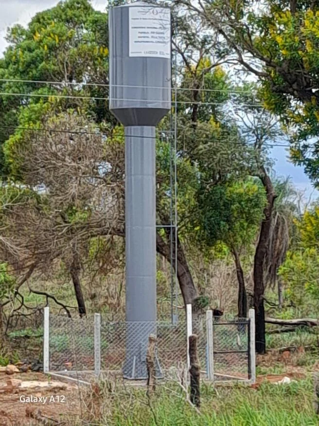 Tanque metálico elevado instalado sobre una columna central